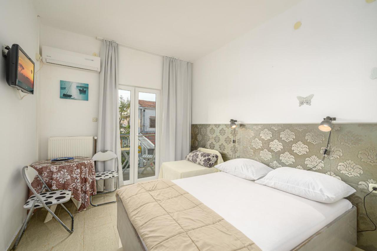 Studio Holiday Adriatic Pag Town Exterior photo